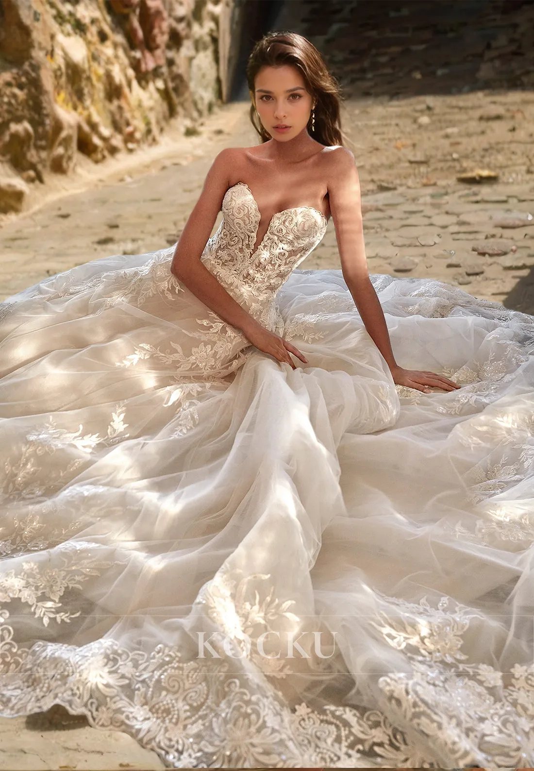 Sweetheart A-Line Sleeveless Sweep Train Pleats Lace Wedding Dress with Appliques Bridal Gowns